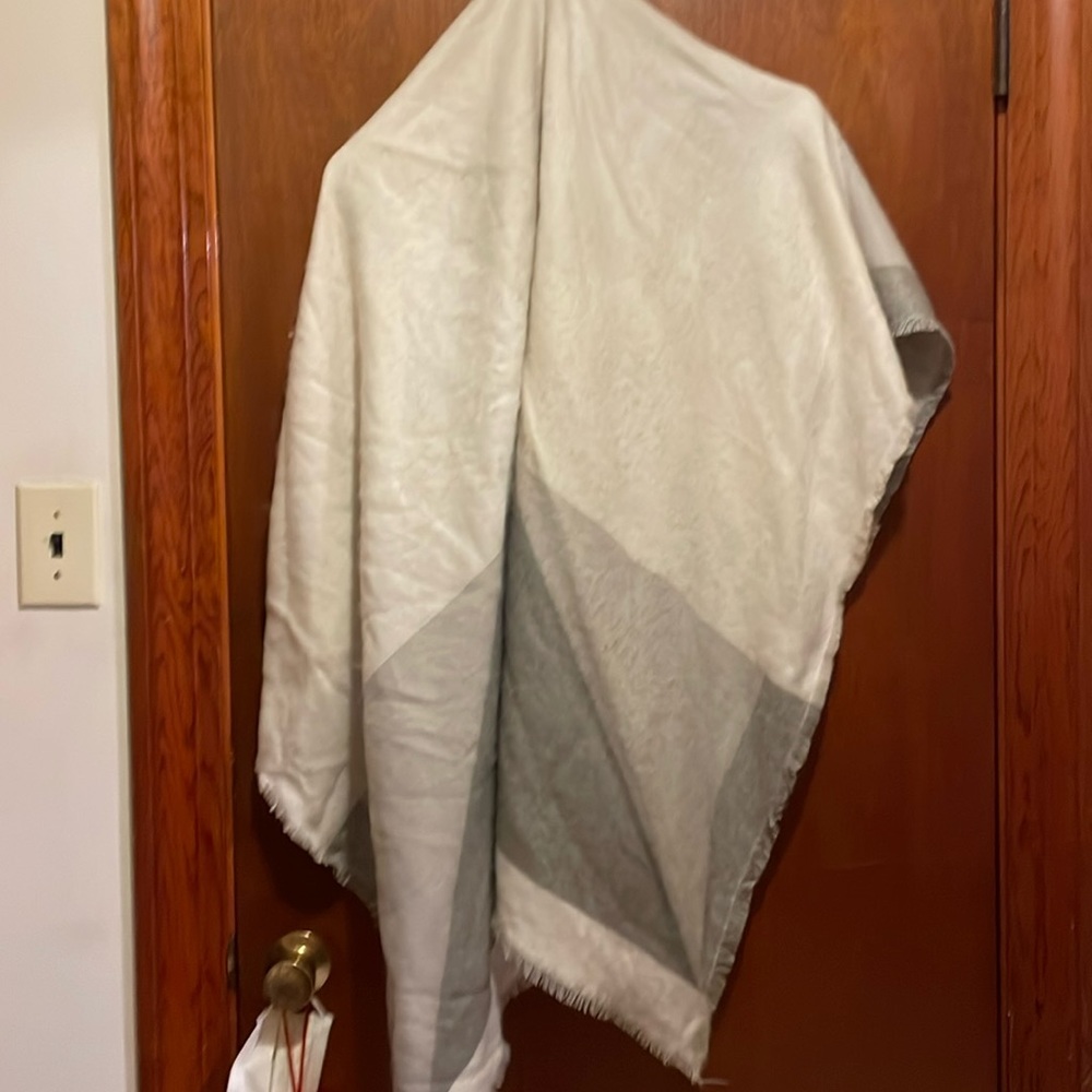 Scarf white and gray